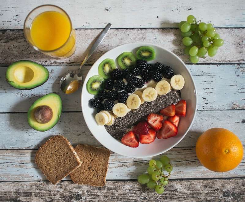 Chia sėklos – omega-3, skaidulų ir baltymų šaltinis. Naudingos savybės, paros norma, vartojimo būdai ir galimas šalutinis poveikis.