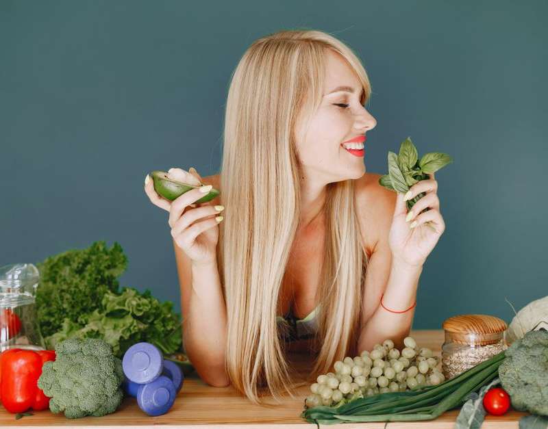 Didelis cholesterolis – tylus pavojus širdžiai. Sužinokite, kokios yra cholesterolio normos, priežastys, simptomai ir kaip veiksmingai jį kontroliuoti.
