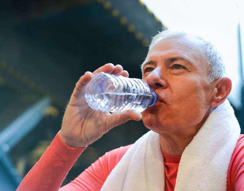 Kiek vandens iš tiesų reikia per dieną? Hidracijos pagrindai, populiariausi mitai ir kaip atpažinti dehidrataciją.