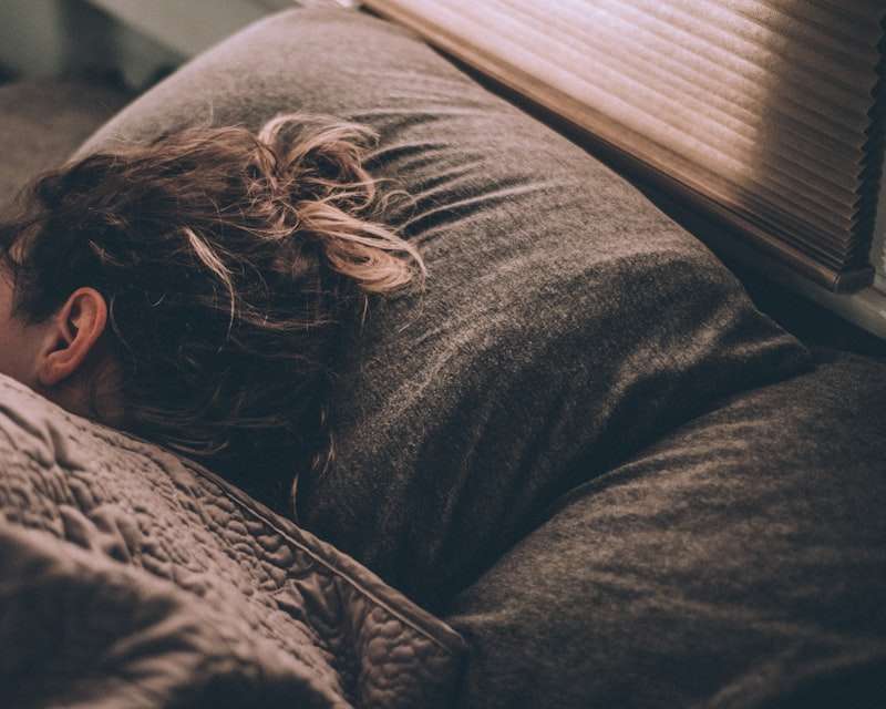 Nemiga vargina kas trečią suaugusįjį. Priežastys, simptomai, miego higienos taisyklės ir kada būtina kreiptis į gydytoją.