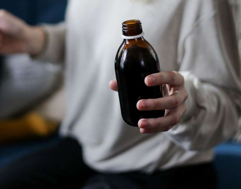 Ricinos aliejus - tai iš ricinmedžio augalo išgaunama medžiaga, kuri gali būti naudojama plaukams ir odai drėkinti, infekcijoms ir artritui gydyti. Sužinokite, kam jis naudojamas, ir išmokite, kaip teisingai jį naudoti.